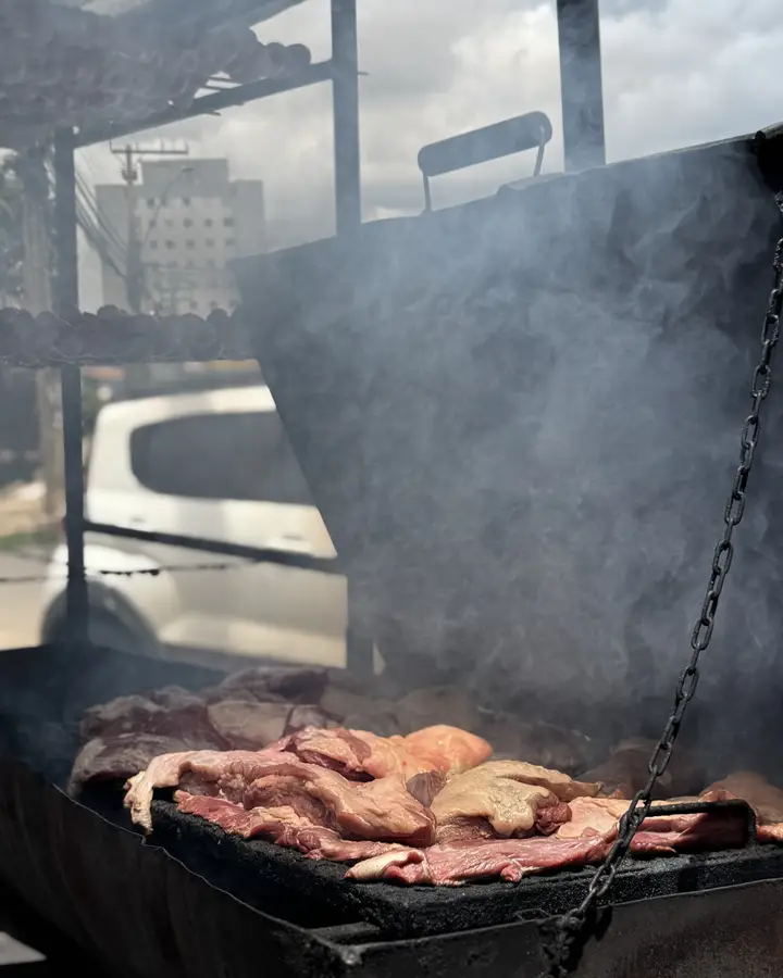 Carne na grelha com fumaça