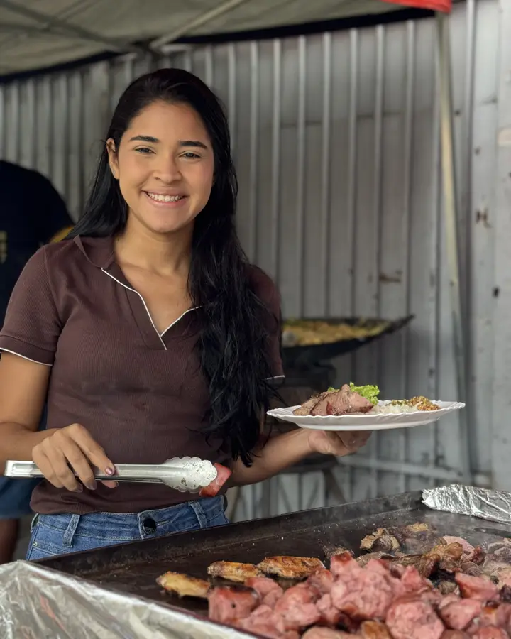 Equipe servindo o churrasco