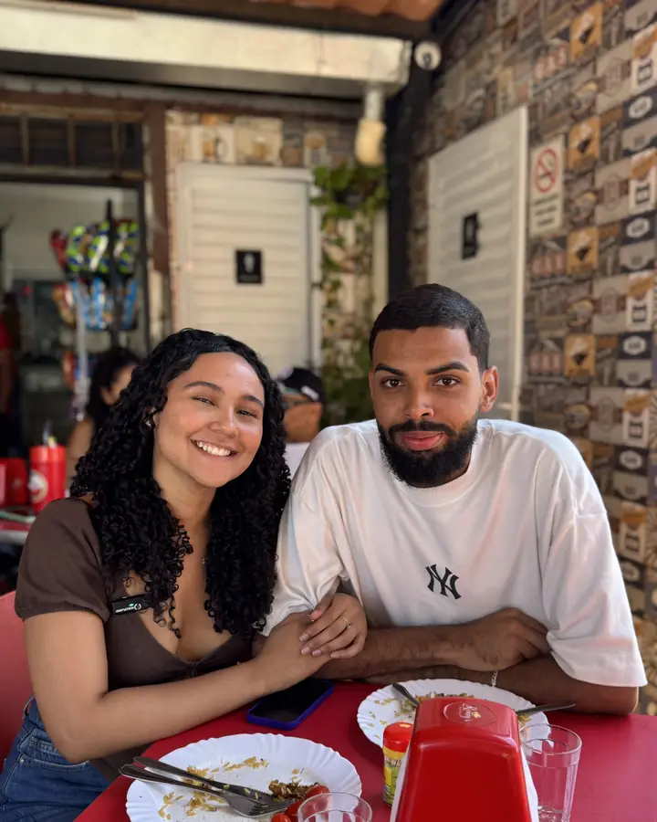 Casal almoçando no Roney's