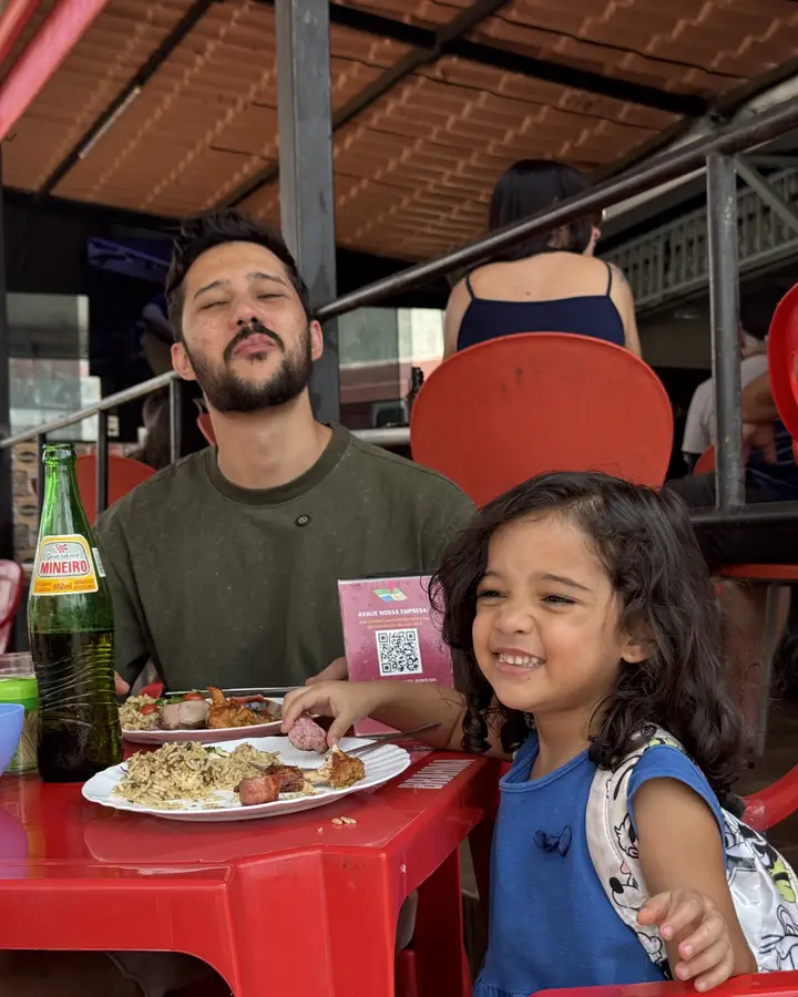 Pai e filha almoçando no salão